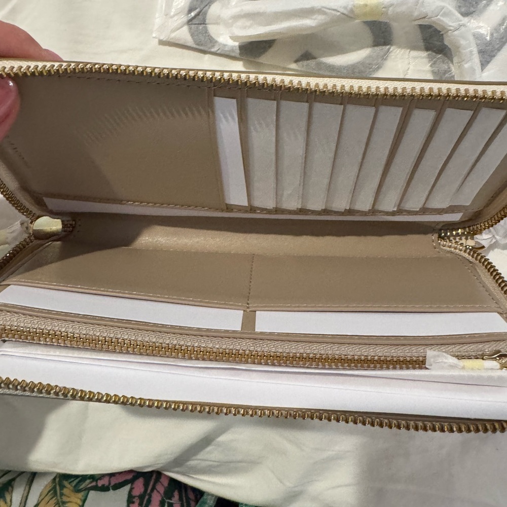 Marc Jacobs Ivory Wallet - Picture 5 of 5